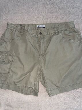 Columbia Women’s Olive Green Cargo Shorts. Zip- snap. Pockets in the back medium